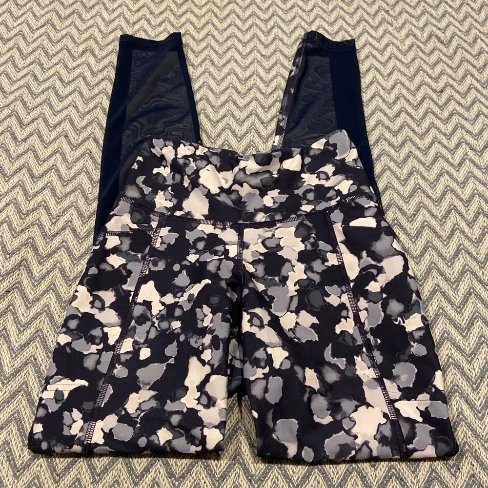 Old Navy Active Go-Dry Elevate Leggings in Youth Large.